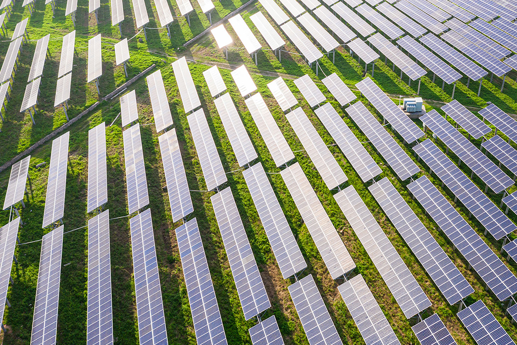 FOTOWOLTAIKA NA GRUNCIE CZY NA DACHU?